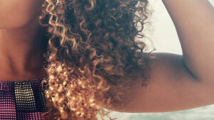 Leia mais sobre o artigo Como cuidar do cabelo depois da praia: 5 Cuidados Essenciais para Cacheados e Crespos