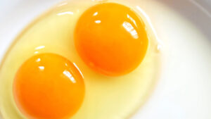 Leia mais sobre o artigo O Poder do Ovo: Nutrição e Hidratação para Cabelos Cacheados e Crespos