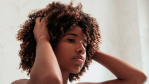 Leia mais sobre o artigo Como a Proteína Capilar Combate o Frizz