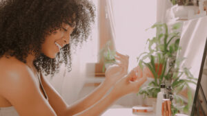 Leia mais sobre o artigo Dicas Fundamentais para Cuidar de Cabelos Cacheados e Crespos