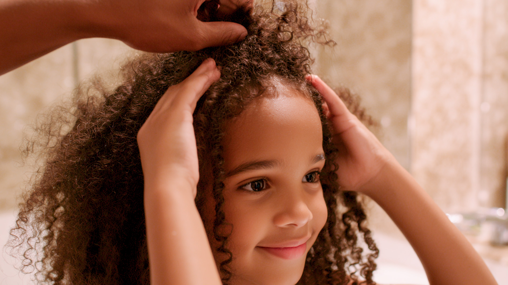 No momento você está vendo Seu Cabelo Cacheado Fica Armado Depois de Soltar a Gelatina?