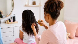 Leia mais sobre o artigo Como Desembaraçar Cabelo Infantil Sem Choro
